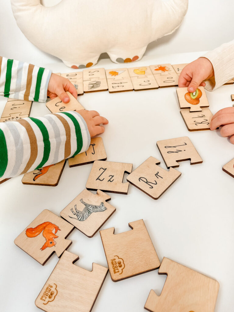 Drewniane puzzle literki dla dzieci - Nauka alfabetu, poznaję litery Drewniane puzzle literki dla dzieci - Nauka alfabetu, poznaję litery