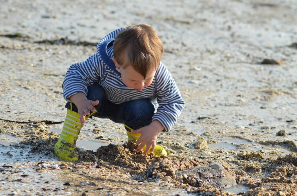 dziecko wychowywane metodą Montessori